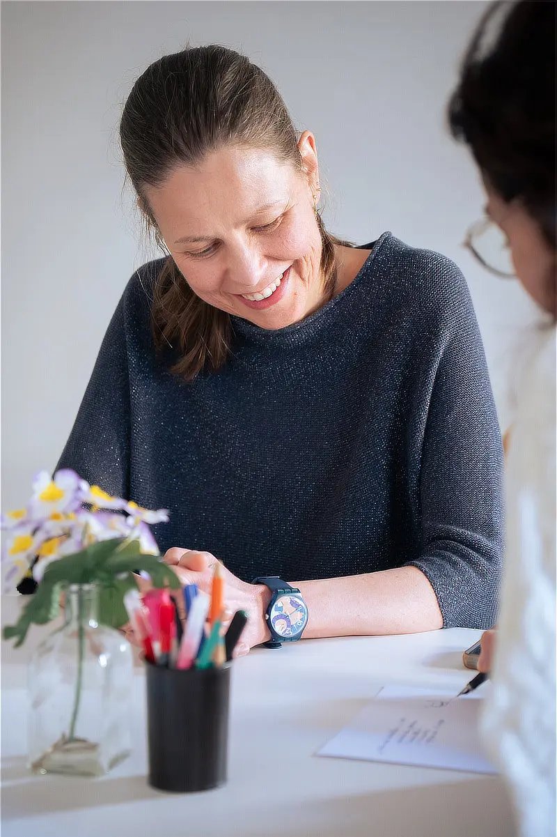 Sophie Sery accompagne une cliente en entretien individuel de parcours sur-mesure.