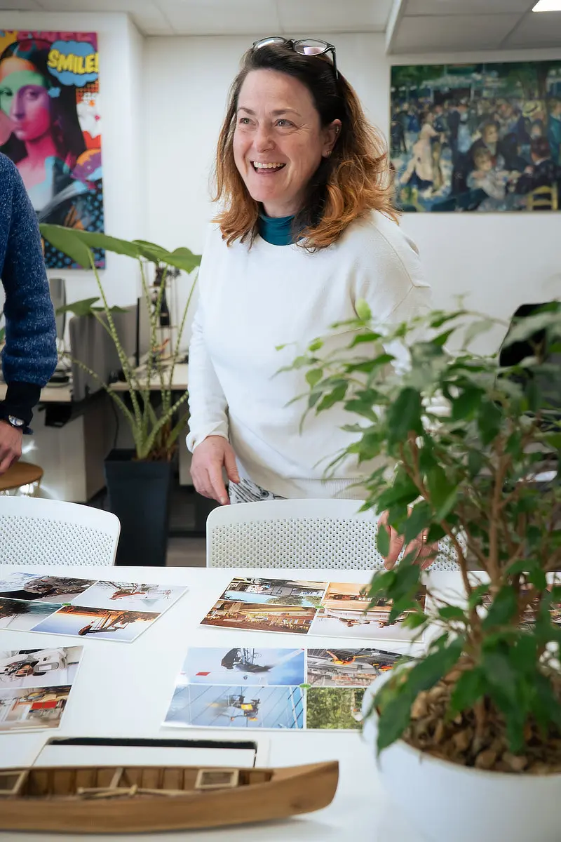 Participante souriante lors d'un atelier de développement personnel et professionnel, consacré à la connaissance de soi.