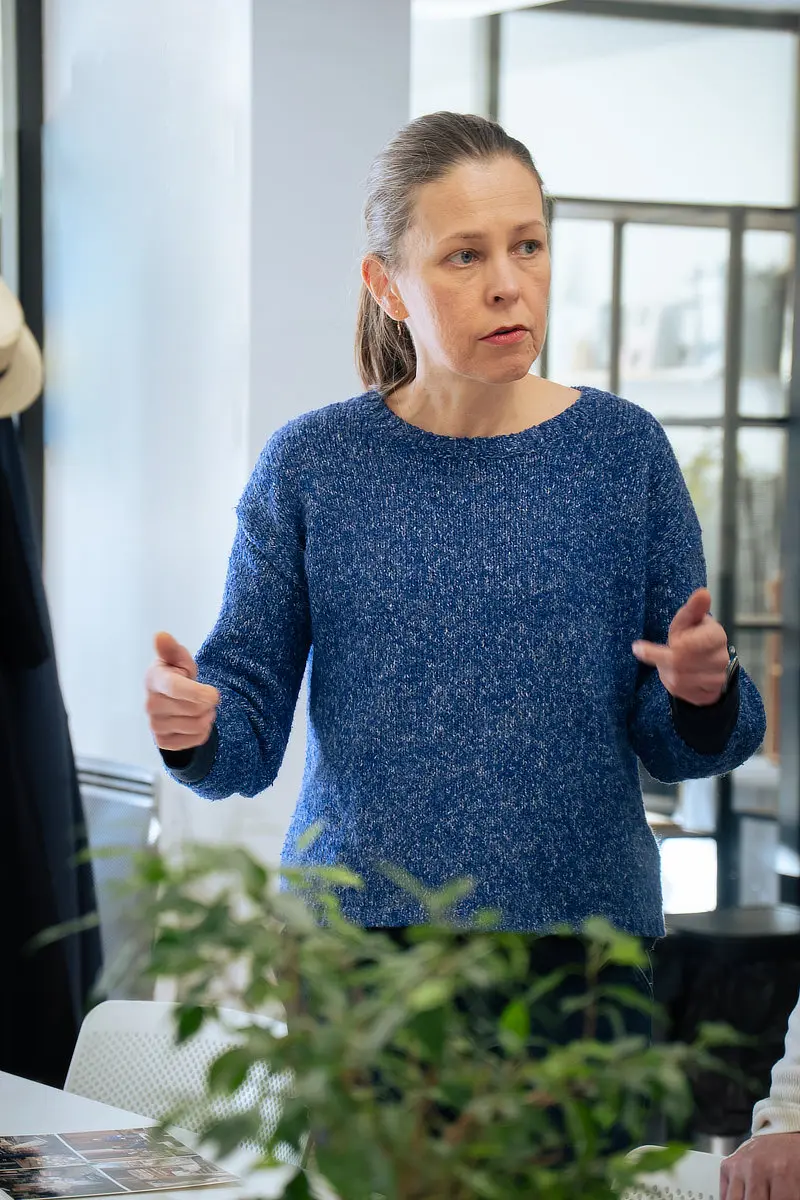 Sophie Sery, praticienne ADVP, présente l'approche expérientielle, paradoxale et coopérative lors d’un atelier.